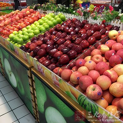 先用流水反复冲洗掉水果表面的残留农药 先用流水反复冲洗掉水果表面的残留农药