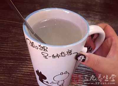 老年人如果不勤喝水,导致血液黏稠度增高,很容易增加脑中风的风险 老年人如果不勤喝水,导致血液黏稠度增高,很容易增加脑中风的风险