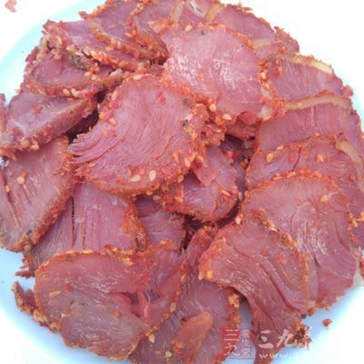 要準(zhǔn)備的食材有：一百五十克牛肉，一百克土豆