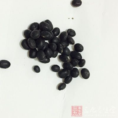 将黑豆洗净，放入沙锅中，加入水，以文火熬煮