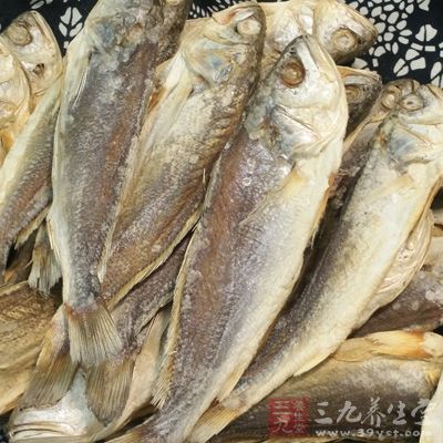 寶寶出現(xiàn)濕疹(俗稱奶癬)往往和媽媽食用魚(包括貝殼類)、雞蛋和牛奶有關