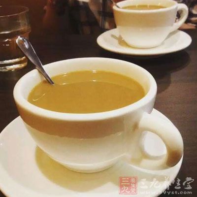 避免喝咖啡、浓茶、酒等刺激性饮料