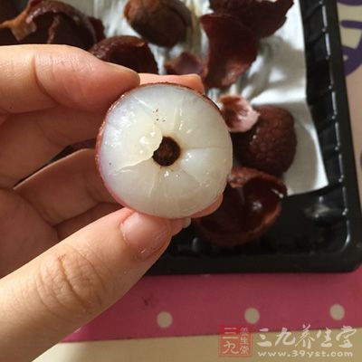 荔枝核敲碎后放入沙锅