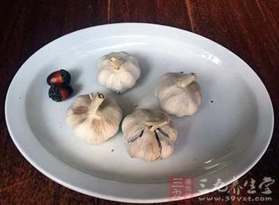 将大蒜当开胃菜