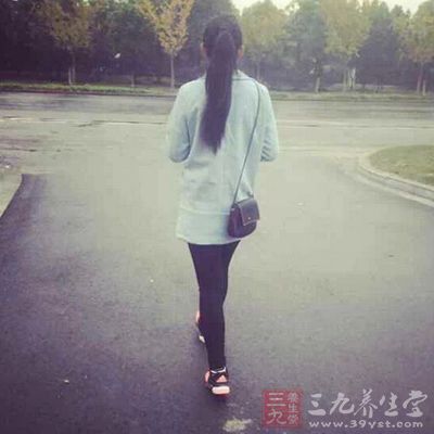 女性适合做的运动有步行、慢跑、骑自行车