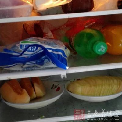 因为放进冰箱前，凉了的食物中细菌更多