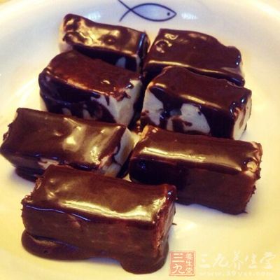 放进冰箱的巧克力在拿出来后，表面容易出现白霜