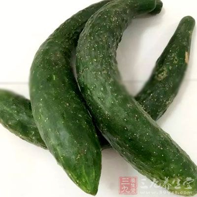 黄瓜、青椒在冰箱中久存会出现变黑、变软、变味