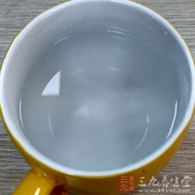 用自制的糖盐水补液，即在5000毫升的温开水中加入1.75克精食盐和10克白糖