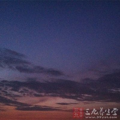 可以随时拿起遥控打开天花板，躺在床上悠闲的数星星