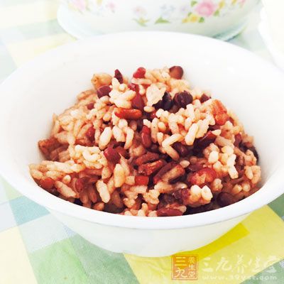 蒸米飯加點(diǎn)豆 賽過(guò)吃豬肉