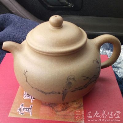 紫砂壶壶一般不施釉，全靠素面素心沟通茶人