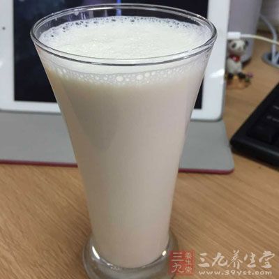 取热牛奶一杯，睡前服之