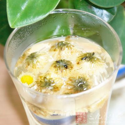 炎热的夏季里更应该多喝一些菊花茶、柠檬水之类的