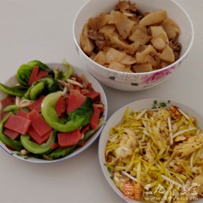 飯菜冷卻后，可用保鮮膜將飯菜蓋好