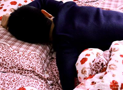 分床睡反倒让他们辗转难眠，影响睡眠质量