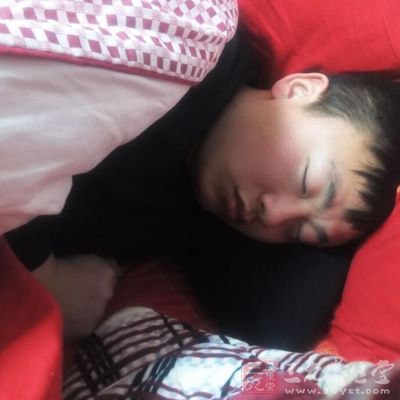 理想的睡眠体位应维持脊柱的正常的生理曲度