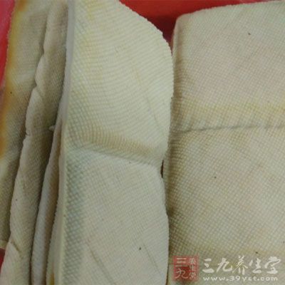 可以给宝宝多喂一些含蛋白质丰富的奶制品、豆制品以及鱼肉等