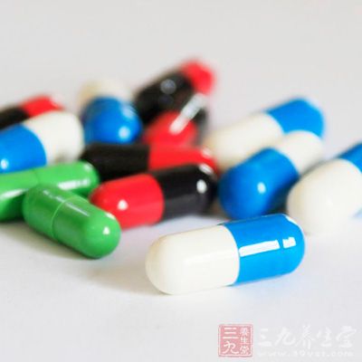 在医生指导下服用一些抗过敏药物和维生素C