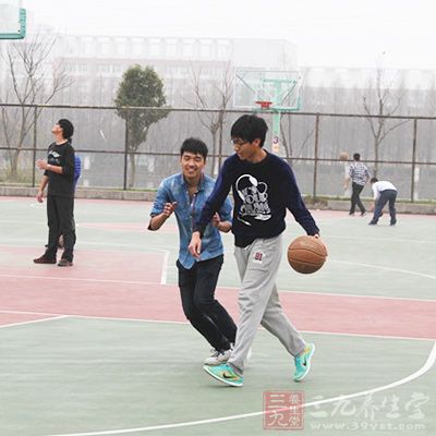 篮球传球方法 2种常用的传球方法介绍