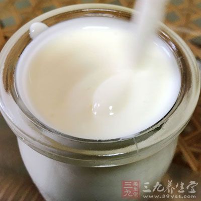 酸奶中是含有一定的乳酸菌的，是可以抑制腐败菌的生长的