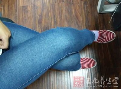 长时间跷二郎腿的结果是骨盆、腰椎和脊椎偏位