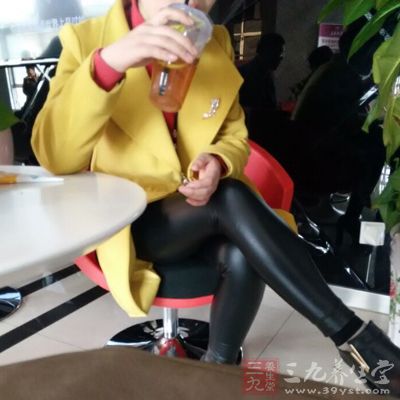 由于跷二郎腿会压迫到大圌腿内侧掌管感觉的股神经