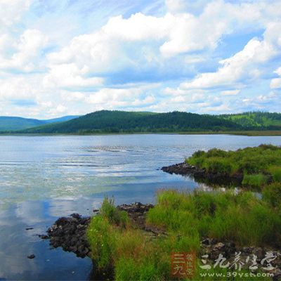 泡过温泉之后，可以悠闲地晒晒太阳，或者去爬爬海子山