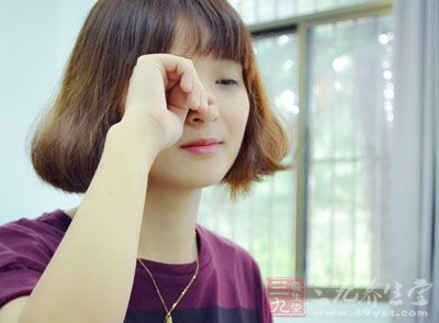 看着书本的学生,会感觉眼睛疼痛 看着书本的学生,会感觉眼睛疼痛