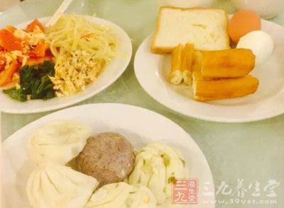 准妈妈中期后一般食欲都好，进食量较多，这时一定要控制饮食量