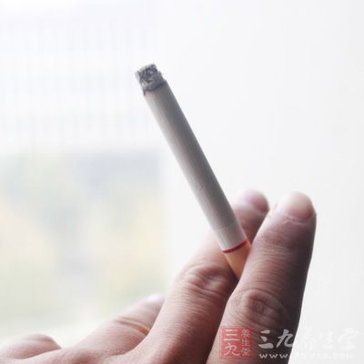 硫唓把手里的烟掐了，起身打开窗户