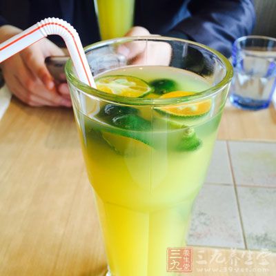 先小飲半杯(約100毫升)，可以是室溫的果汁、酸奶