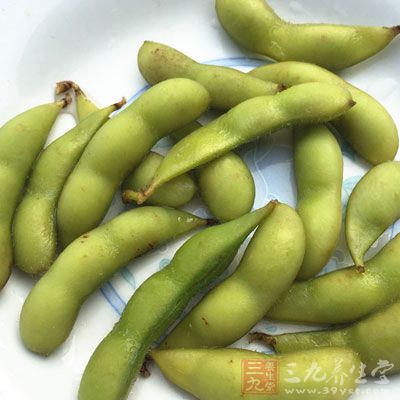 毛豆一斤，干辣椒，花椒，姜片，八角，盐