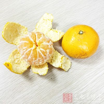 先用洗洁剂清洗干净，然后将新鲜桔子皮放入中