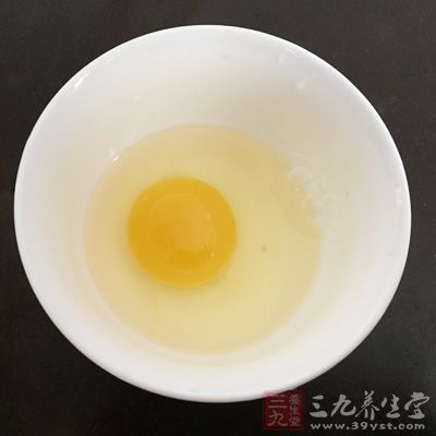 膽固醇高的食物要少吃，蛋黃每天早上只吃半個