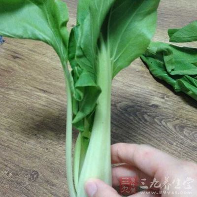 多吃一些排毒养颜的食物，比如青菜和新鲜的水果等