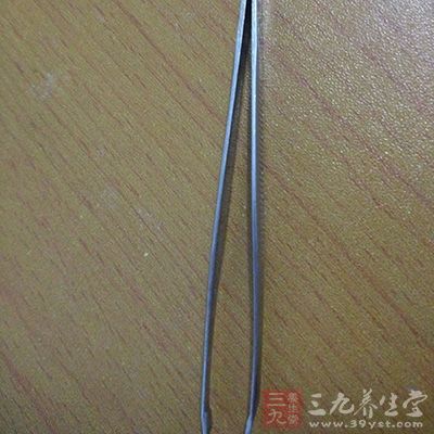 用夹子直接拔无疑是简单粗暴类型的 用夹子直接拔无疑是简单粗暴类型的