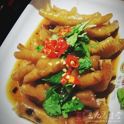 那吃个鸡爪怎么会吃成这样呢 那吃个鸡爪怎么会吃成这样呢