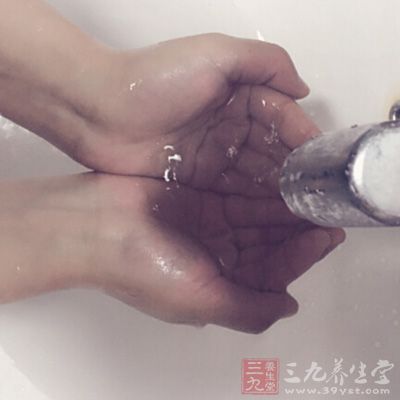 使用肥皂反复洗手，厨房台面应该彻底消毒