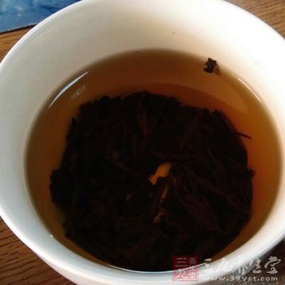 闻香的同时，可以看一下滇红茶的汤色