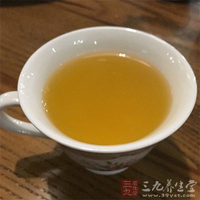 把茶表面的杂质洗掉，冲出的茶水会更加香浓诱人