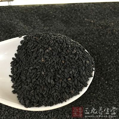 黑芝麻、桑椹分别洗净,同放入石钵中捣烂 黑芝麻、桑椹分别洗净,同放入石钵中捣烂