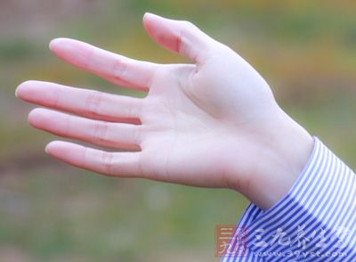 生活中总是伴随着意外的,那么会受伤,所以我们就应该多学一些急救常识,以防万一,例如手受伤怎么办 生活中总是伴随着意外的,那么会受伤,所以我们就应该多学一些急救常识,以防万一,例如手受伤怎么办