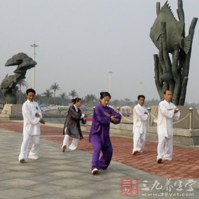 初次学习太极拳的中老年人，常会感到两腿酸疼