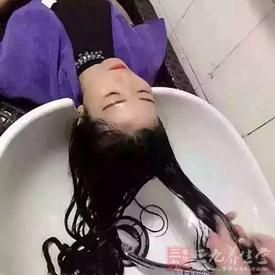 勤洗头，配合含有茶树、薄荷等成分的洗发用品