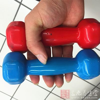 杠铃颈前推举4组x20个