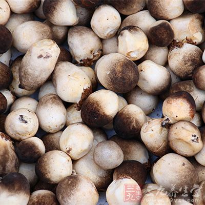 草菇250克、竹笙25克、干贝少许、猪骨汤适量