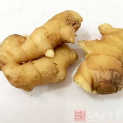 切几片生姜入口细嚼，可使水泡慢慢消除