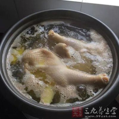 将鸡肉，党参，黄花菜，香菇，生姜，料酒和盐搅拌匀放在容器中