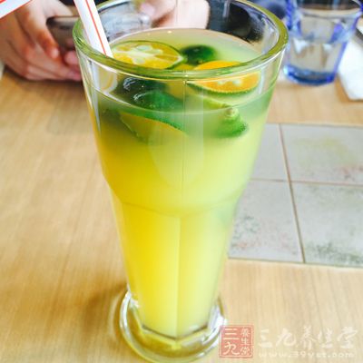 因為熱，人們往往飯后就喝杯飲料或吃個冰品